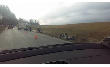 Medzi Hájikom a Hôrkami došlo k nehode, pri ktorej sa prevrátilo auto na strechu