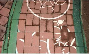 V Sade na Studničkách niekto prehodil cyklistické značenie na chodníku