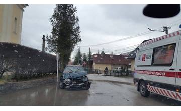 Vo Višňovom pri kostole sa zrazili dva osobné automobily, zdržanie je mierne