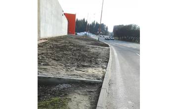 Na Nemocničnej chýba chodník, ľudia chodia po štvorprúdovej ceste a po blate