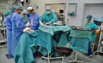 Lekári v Žilinskej nemocnici operovali ako prví v strednej Európe nový fixátor chrbtice