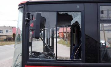 Len 20-ročný mladík sa vlámal do autobusu, ukradol 30€ a tankovaciu kartu