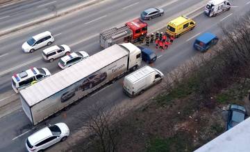 Pod Rondlom došlo k zrážke kamiónu a osobného auta