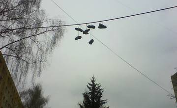 Visiacich topánok na drôtoch pribúda, najnovšie sa objavili na Vlčincoch