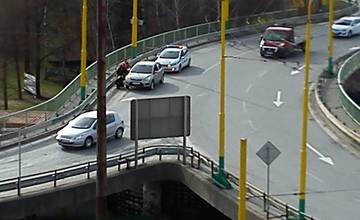 Dopravné obmedzenie na Rondli: Policajti pomáhajú meniť koleso na aute