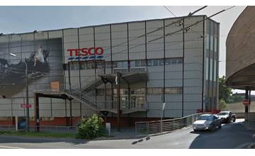V starej budove OD TESCO by mohlo vzniknúť parkovisko pre 400 áut a nové obchody