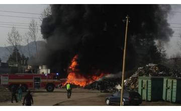 V Ružomberku zasahujú hasiči pri veľkom požiari pneumatík