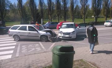 Na ulici Vysokoškolákov pri Kauflande došlo k zrážke dvoch vozidiel. Rátajte so zdržaním