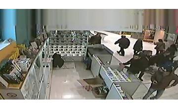 Muži ktorí ukradli telefóny za viac ako 1800 eur zrejme úradovali aj v OC Mirage