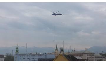 Nad Žilinou opäť lieta helikoptéra, rozmiestňuje sa náklad na strechy budov