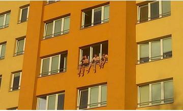 Študenti, ktorí sa slnili na internátoch, priznali, že to bol zbytočný a riskantný čin