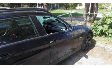Neznámy páchateľ vykradol osobné auto na sídlisku Vlčince. Majiteľ ponúka odmenu za pomoc