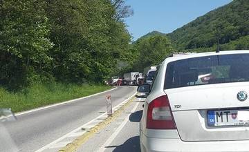 Príčinou ranných kolón pod Strečnom bola nehoda na ceste I/18 za mestom Žilina