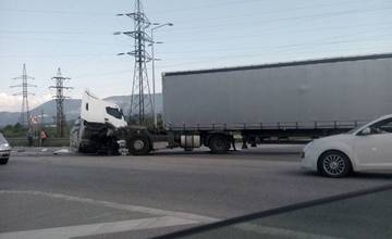 Práve sa deje: Pri Tepličke nad Váhom sa zrazili dva kamióny