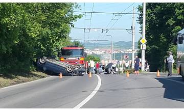 Medzi Solinkami a Vlčincami došlo k nehode, jedno auto zostalo prevrátené na streche