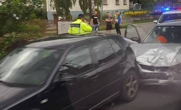 V obci Belá sa zrazili dve osobné autá, pri Dubnej skale dokumentujú nehodu 3 áut a 2 kamiónov