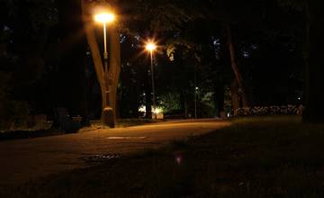 Pred malou chvíľou sa v Bôrickom parku obnažoval muž pred mladou slečnou