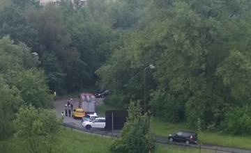 Pod Hájikom sa čelne zrazili dve osobné autá, cesta je uzavretá