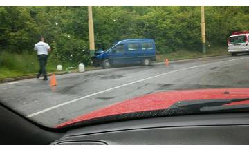 Na Hájiku narazilo osobné auto do stĺpu, vodič sa zranil