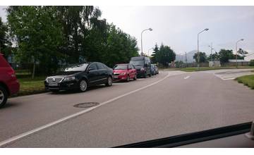Parkovanie na križovatke Obežnej a Matice Slovenskej: mestskí policajti riešili už 21 priestupkov