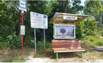 Najkreatívnejšia zastávka na Slovensku? Pozrite si, kde čakajú na autobus vo Vraní
