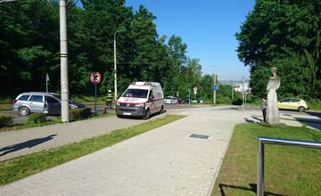 Práve sa deje: Na Veľkom Dieli narazilo auto do stĺpa