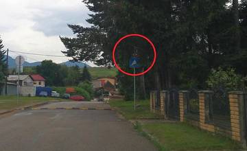 V meste je množstvo dopravných značiek, ktoré sú prerastené konármi a kríkmi. Kde ich nahlásiť?