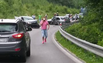 Pri Čičmanoch zasahovali leteckí záchranári, zrazili sa 3 osobné autá