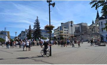 V Žiline dnes na Hlinkovom námestí prebehne protest proti zlodejom v politike
