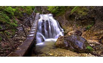 53-ročný český turista sa v Horných dierach pošmykol, pri páde si poranil hlavu