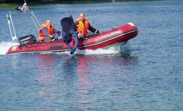 AKTUÁLNE: Na Oravskej priehrade sa topí človek, na mieste zasahujú hasiči s člnom