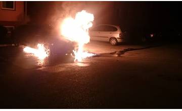 Aktuálne: V Závodí pri pošte horí osobné auto