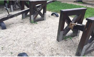 Vandalizmus a zničená časť mobiliáru v Lesoparku Chrasť, chystá sa kompletná obnova