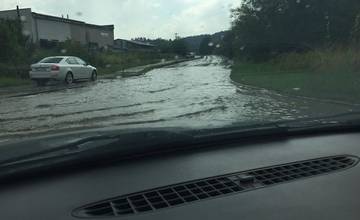 Na Kamennej ceste, v Bytčici a Celulózke voda zatopila vozovku