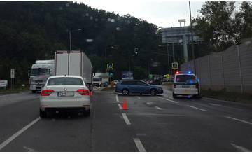 V Strážove došlo k zrážke cyklistky a osobného auta, tvoria sa rozsiahle kolóny