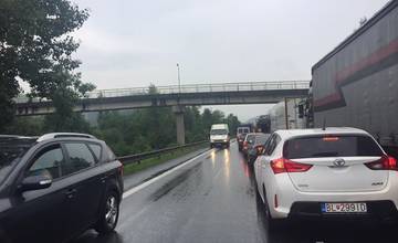 Pod Strečnom, na Kysuciach a v smere na Rajec nám hlásite kolóny a zdržania