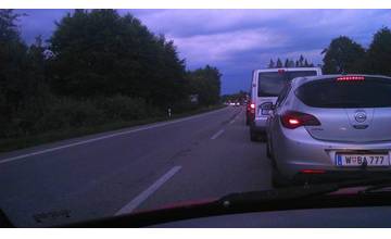 Pri Merkury Markete došlo k nehode osobného auta, kolóny siahajú až po Mojšovu Lúčku