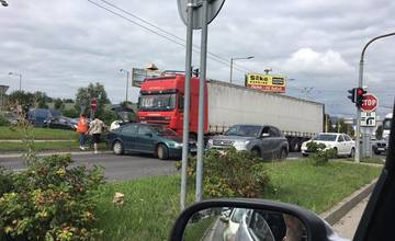 Dopravná nehoda na Košickej dnes ochromila dopravu