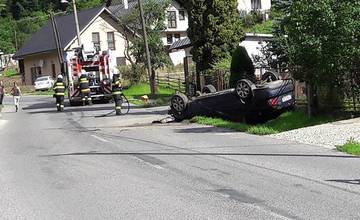 Vo Veľkom Rovnom došlo k nehode, pri ktorej auto skončilo prevrátené na streche