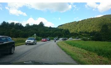 Cesta cez Terchovú je ťažko prejazdná pre konajúce sa podujatie, hlásite 40 minútové zdržanie