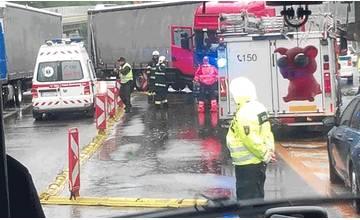 Pri Strážove narazil kamión do zvodidiel, smer Bratislava je neprejazdný