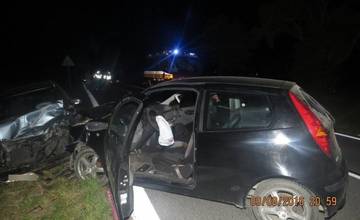 V Krasňanoch sa zrazili 2 autá, na mieste je viacero zranených osôb