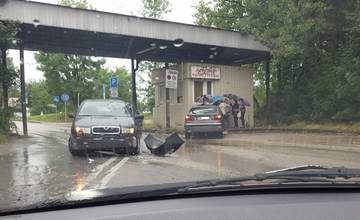 Vjazd do nemocnice blokuje dopravná nehoda