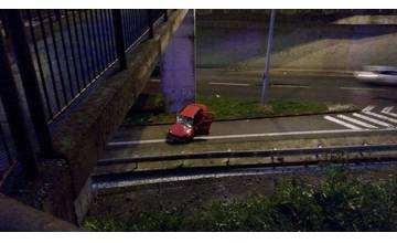 Na Mostnej narazilo auto do stĺpa, zranili sa dve osoby