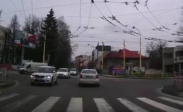 Na križovatke Spanyolovej a Veľkej Okružnej nefungujú semafory, vodiči nerešpektujú značky