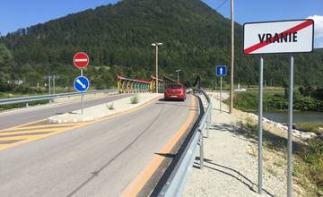 Dočasný most vo Vraní zatiaľ zostáva na svojom mieste. Mestská časť je odľahčená od stoviek áut