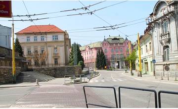 Rosenfeldov palác a Novú synagógu by mohla prepojiť špeciálna dlažba