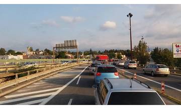 Na estakáde došlo k nehode dvoch áut a kamióna, cesta je uzavretá