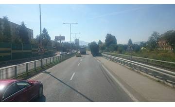 Nehoda na Rajeckej ceste: Nákladné auto vybehlo na chodník