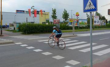 Cyklisti na chodníkoch - niekomu prekážajú, niekomu vyhovujú. Ako majú správne jazdiť?